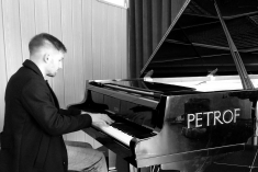 Učiteľ hry na klavíri, ukulele a gitare